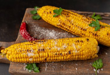 tahta bir tahta üzerinde biber ile taze mısır