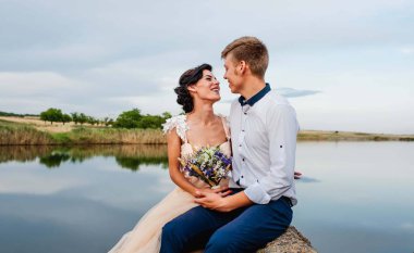 göl yakınında sarılma gelin ve damat çift