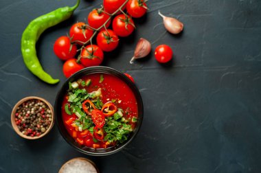 Beton arka plan üzerinde Geleneksel İspanyol soğuk domates çorbası gazpacho