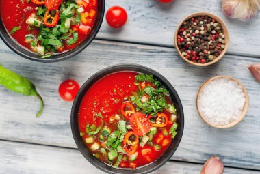 Beyaz ahşap arka plan üzerinde geleneksel İspanyol soğuk domates çorbası gazpacho