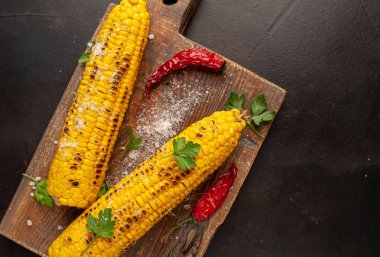 tahta bir tahta üzerinde biber ile taze mısır
