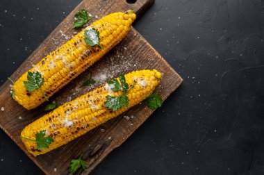 ahşap bir tahta üzerinde tuz ile taze mısır