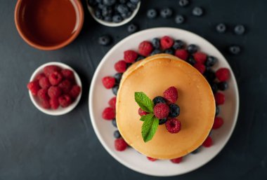 bal, ahududu ve yaban mersini ile ev yapımı krep