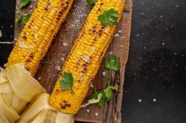 ahşap bir tahta üzerinde taze mısır