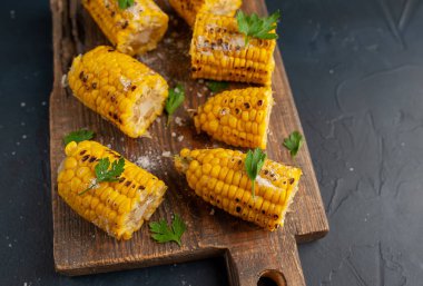 ahşap bir tahta üzerinde tuz ile mısır ızgara parçaları