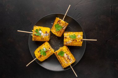 siyah masada tabakta tuz ile mısır ızgara parçaları