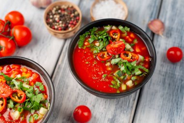 Beyaz ahşap arka plan üzerinde geleneksel İspanyol soğuk domates çorbası gazpacho