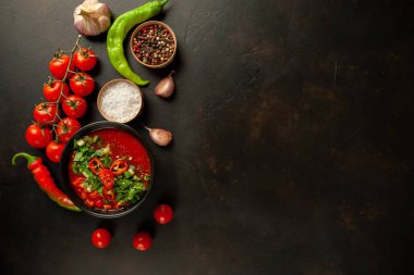 Beton arka plan üzerinde Geleneksel İspanyol soğuk domates çorbası gazpacho