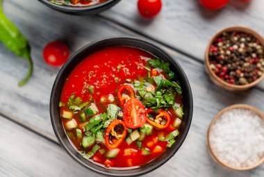 Beyaz ahşap arka plan üzerinde geleneksel İspanyol soğuk domates çorbası gazpacho