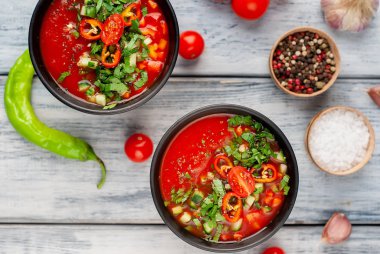 Beyaz ahşap arka plan üzerinde geleneksel İspanyol soğuk domates çorbası gazpacho