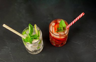 limon, limon ve nane yaprakları, buz ve pipetler ile limonata iki bardak