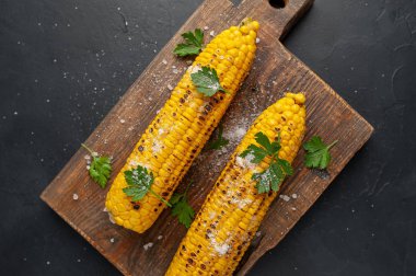 ahşap bir tahta üzerinde tuz ile taze mısır