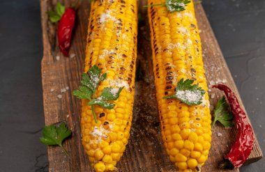 tahta bir tahta üzerinde biber ile taze mısır