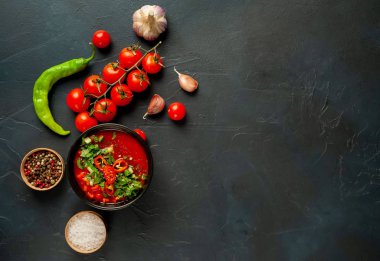 Beton arka plan üzerinde Geleneksel İspanyol soğuk domates çorbası gazpacho