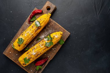 tahta bir tahta üzerinde biber ile taze mısır