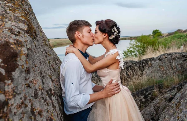 Casal Noiva Noivo Beijando Perto Pedras — Fotografia de Stock