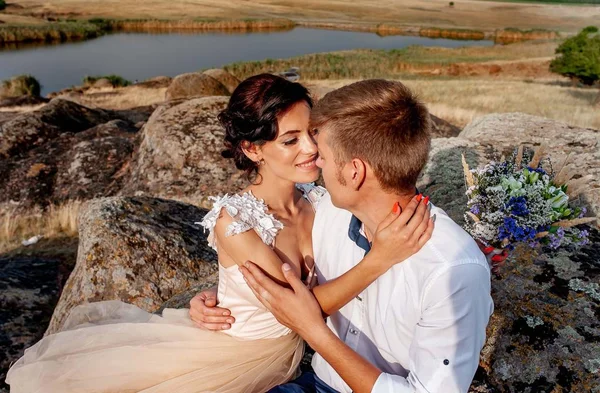 Pareja Novia Novio Posando Las Rocas Día Boda —  Fotos de Stock