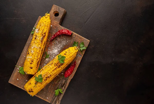 Maíz Fresco Con Chiles Una Tabla Madera —  Fotos de Stock