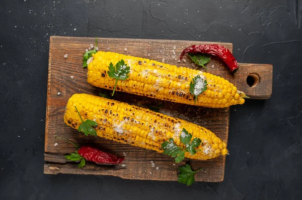 Maíz Fresco Con Chiles Una Tabla Madera — Foto de Stock