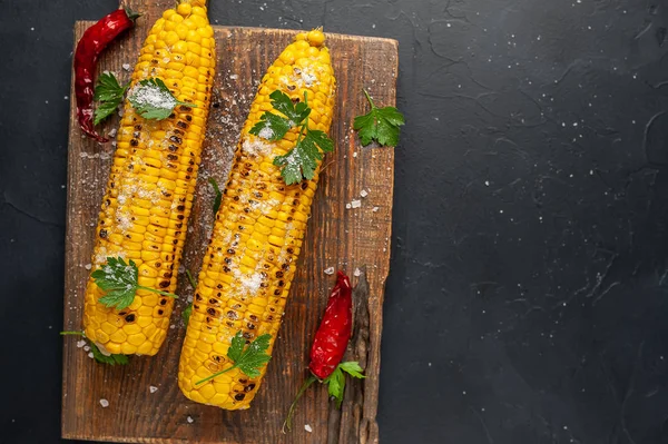 Maíz Fresco Con Chiles Una Tabla Madera — Foto de Stock