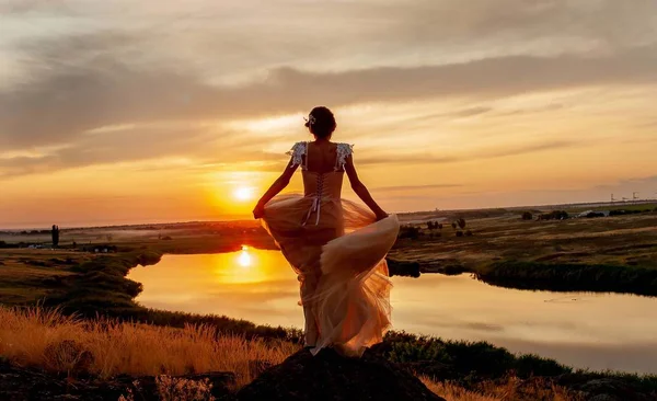 Vacker Brud Bröllopsklänning Poserar Vid Solnedgången — Stockfoto