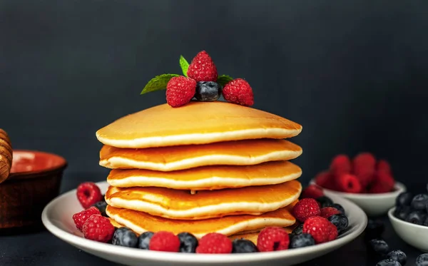 Panqueques Caseros Con Miel Frambuesas Arándanos — Foto de Stock