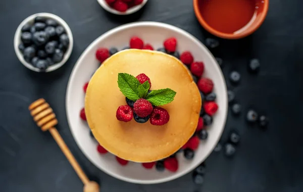 Zelfgemaakte Pannenkoeken Met Honing Frambozen Bosbessen — Stockfoto