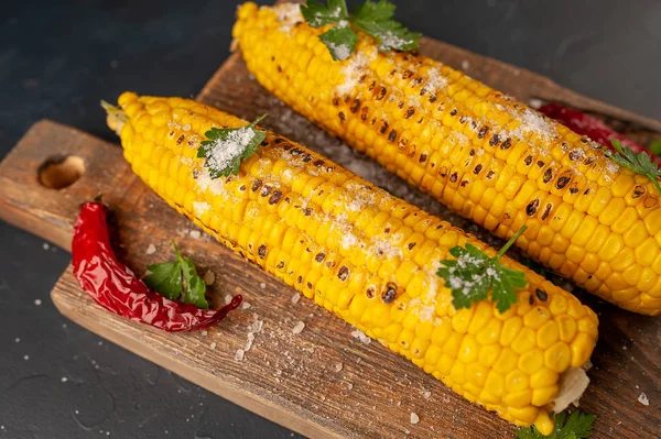 Maíz Fresco Con Chiles Una Tabla Madera — Foto de Stock