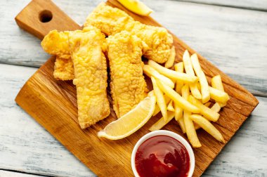 Patates kızartması ve ahşap arka planda kızarmış tavuk nugget. 