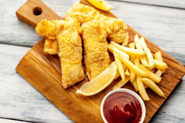 Patates kızartması ve ahşap arka planda kızarmış tavuk nugget. 