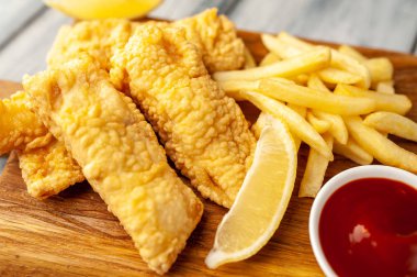 Patates kızartması ve ahşap arka planda kızarmış tavuk nugget. 