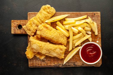 Patates kızartması ve ahşap arka planda kızarmış tavuk nugget. 