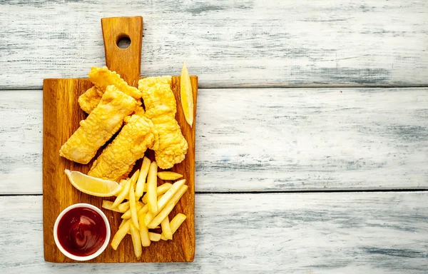 Papas Fritas Nuggets Pollo Crujientes Sobre Fondo Madera — Foto de Stock