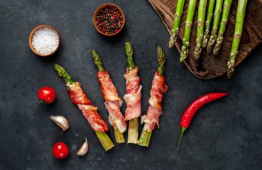 Pastırmalı ve baharatlı kuşkonmaz.