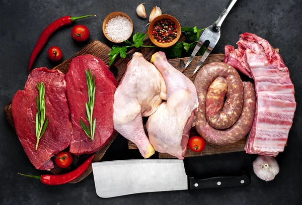 Carne Cruda Con Especias Hierbas Sobre Fondo Negro — Foto de Stock