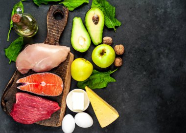 Ketojenik düşük karbonhidrat diyeti - siyah arkaplanda yiyecek seçimi 