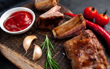 Siyah arka planda baharatlı ızgara domuz pirzolası.