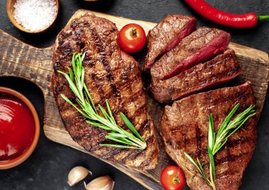 Baharatlı yağlı ızgara biftek, biberiye ve siyah taşlı biber.