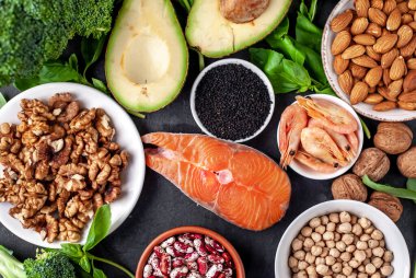 Kırmızı somon bifteği, taze sebze ve meyveli ketojenik diyet. 