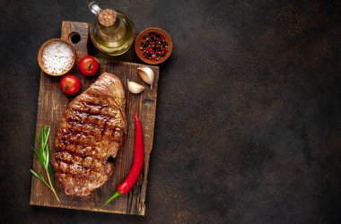 Baharatlı yağlı ızgara biftek, biberiye ve siyah taşlı biber.