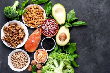 Kırmızı somon bifteği, taze sebze ve meyveli ketojenik diyet. 