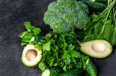 Siyah arka planda taze yeşil sebzeler