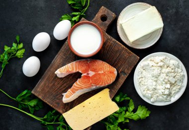 Taze çiğ somon peynirli, yumurtalı ve tereyağlı.