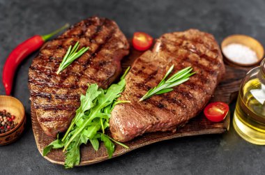 Baharatlı yağlı ızgara biftek, biberiye ve siyah taşlı biber.