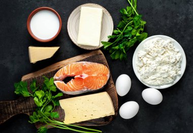 Taze çiğ somon peynirli, yumurtalı ve tereyağlı.