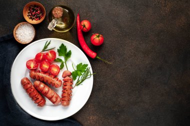 Baharatlı sosis ve sebze.