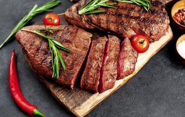 Baharatlı yağlı ızgara biftek, biberiye ve siyah taşlı biber.