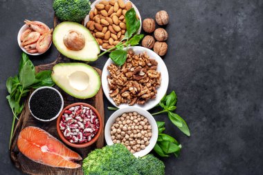 Kırmızı somon bifteği, taze sebze ve meyveli ketojenik diyet. 