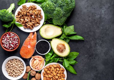 Kırmızı somon bifteği, taze sebze ve meyveli ketojenik diyet. 