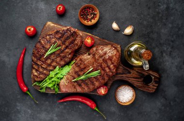 Baharatlı yağlı ızgara biftek, biberiye ve siyah taşlı biber.